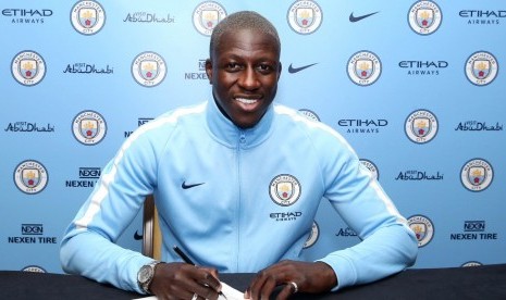  Benjamin Mendy menandatangani kontrak bersama klub barunya, Manchester City.