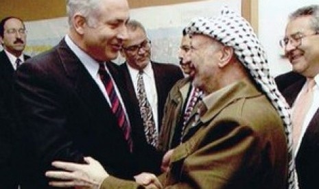 Benjamin Netanyahu bersama Almarhum Yaser Arafat, Presiden Palestina Pertama (Ilustrasi)