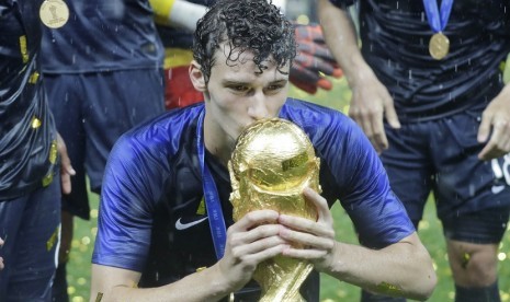 Benjamin Pavard saat mengangkat trofi Piala Dunia 2018 bersama timnas Prancis (ilustrasi). FIFA berencana menggelar Piala Dunia setiap dua tahun, yang mendapatkan tentangan dari UEFA.