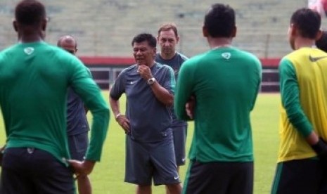 Benny Dollo dan pemain timnas