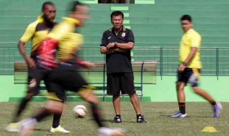 Benny Dollo (tengah) menyaksikan para pemainnya berlatih.