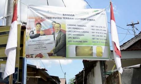 Bentangan spanduk di kawasan rumah pelari Lalu Muhammad Zohri.