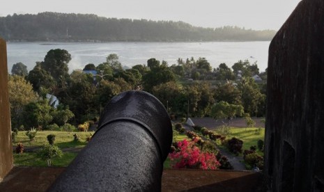 Kapal Belanda Ekspedisi Jalur Rempah di Pulau Banda Neira. Benteng Belgica yang menjadi salah satu benteng peninggalan Belanda di Kepulauan Banda Neira. 