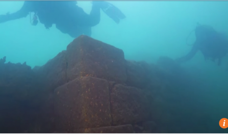 Benteng yang ditemukan di dasar danau Van di Turki.