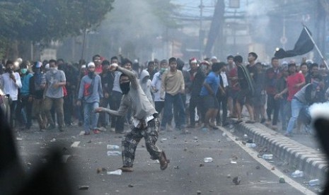 Bentrok antara polisi dan massa aksi di Jalan KS Tubun, Jakarta, Rabu (22/5/2019). 