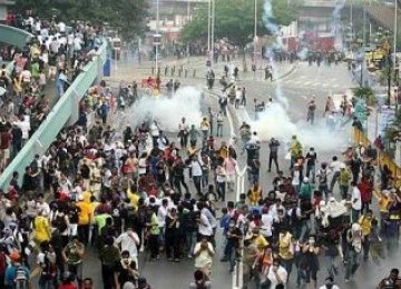 Bentrok pengunjuk rasa dan aparat kepolisian di Puduraya, Kuala Lumpur