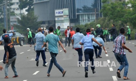 Bentrok sopir taksi dan gojek di kawasan Thamrin, Jakarta, Selasa (22/3)