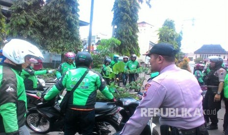 Bentrok terjadi antara sopir taksi dan pengemudi ojek online di Solo Rabu (15/3) pagi.