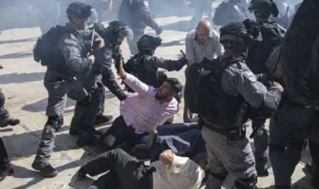 Israel Larang Muslim Palestina Shalat di Al Aqsa. Bentrokan antara tentara Israel dan jamaah Masjid al Aqsa di Yerusalem. Foto ilustrasi.