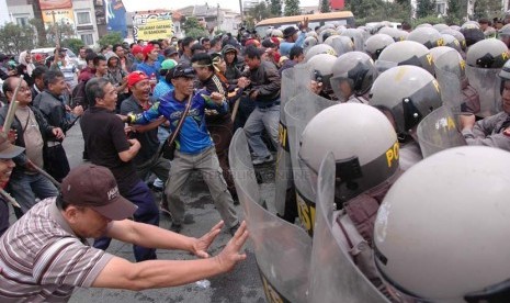 Bentrokan massa di Gerbang Tol Pastur Bandung dengan aparat keamanan pada kegiatan simulasi penyekatan massa menghadapi putusan Mahkamah Konstitusi (MK) dalam sengketa Pilpres 2014, yang digelar Polrestabes Bandung, Senin (18/8). (Republika/Edi Yusuf)