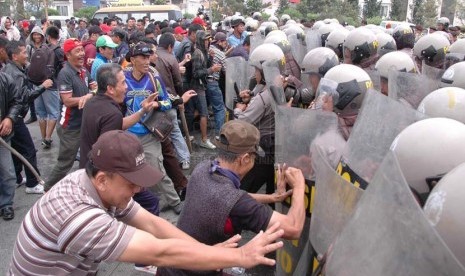 Bentrokan massa di Gerbang Tol Pastur Bandung dengan aparat keamanan pada kegiatan simulasi penyekatan massa menghadapi putusan Mahkamah Konstitusi (MK) dalam sengketa Pilpres 2014, yang digelar Polrestabes Bandung, Senin (18/8). (Republika/Edi Yusuf)