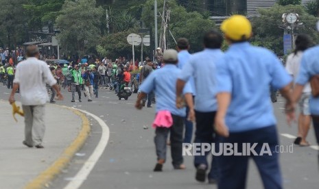 Bentrokan terjadi antara Go-jek dengan supir taxi yang tengah melakukan aksi menutup jalan di Jalan MH.Thamrin, Jakarta Pusat, Selasa (22/3).(Republika/Raisan Al Farisi)