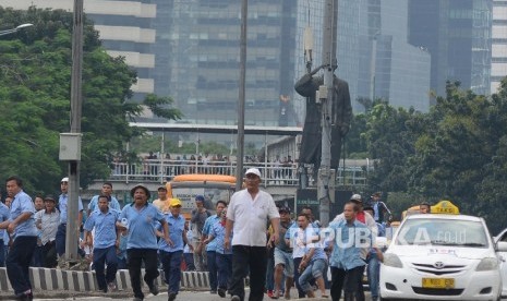 Bentrokan terjadi antara Go-jek dengan supir taxi yang tengah melakukan aksi menutup jalan di Jalan MH.Thamrin, Jakarta Pusat, Selasa (22/3).