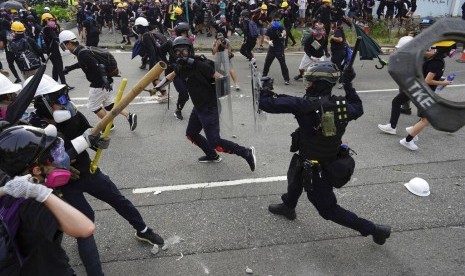 Bentrokan terjadi antara polisi dan demonstran dalam aksi protes di Hong Kong, Sabtu (24/8). Lebih dari 1.000 orang berkumpul di kawasan industri Kwun Tong, Hong Kong untuk menggelar aksi protes lanjutan.