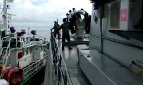 Benturan kapal TNI Angkatan Laut Indonesia dengan Kapal Pengawas Perikanan Vietnam.