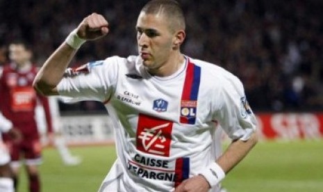 Benzema saat masih berkostum Lyon.