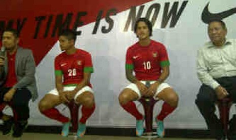 Bepe dan Irfan Bachdim saat peluncuran jersey baru timnas Piala AFF 2012