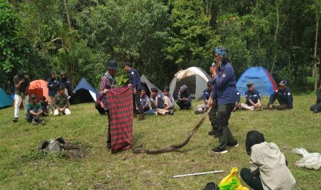 Beragam cara dilakukan untuk mendorong pelajar dan masyarakat untuk mencintai alam dan lingkungan sekitar. Salah satunya melalui kegiatan Kemah Konservasi yang digelar Himpunan Sukarelawan 