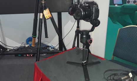 Beragam gimbal canggih kini dapat dijumpai di pasaran. Tampak Gimbal Moza AirCross 2 Pro