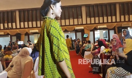 Beragam jenis batik dipamerkan dalam konferensi kota batik nusantara di Wisma Batari Solo pada Kamis (11/30). 