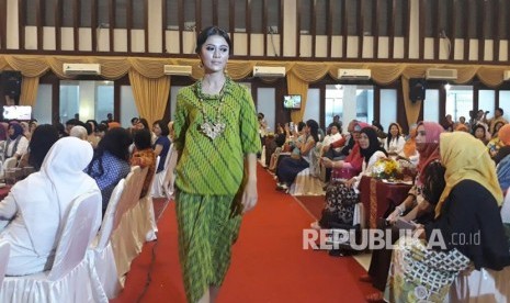 Beragam jenis batik dipamerkan dalam konferensi kota batik nusantara di Wisma Batari Solo pada Kamis (11/30). 