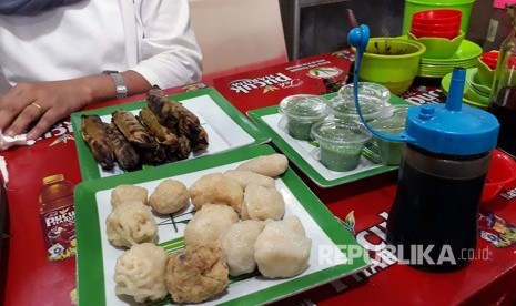 Beragam jenis pempek yang dijual dengan harga murah, satunya hanya Rp1.000. di Jalan Mujahidin, Palembang.