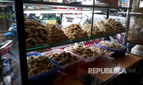 Beragam jenis pempek yang dijual dengan harga murah, satunya hanya Rp1.000. di Jalan Mujahidin, Palembang.