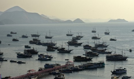 Beragam kapal yacht tampak bersandar di Labuan Bajo, Nusa Tenggara Timur.