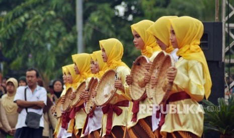 Beragam kesenian tradisional dan hasanah kebudayaan khas Kabupaten Kudus ditampilkan dalam puncak Tradisi Dandhangan, di alun alun Kabupaten Kudus, Jawa Tengah, Rabu (16/5).