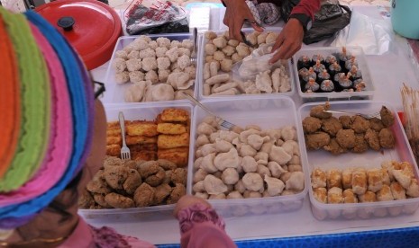 Beragam pempek khas Palembang.