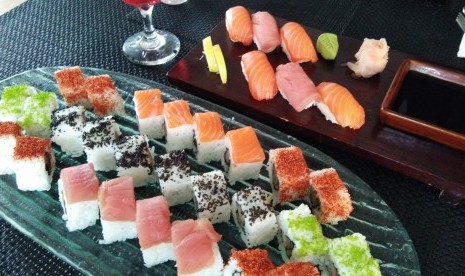 Beragam pilihan menu sushi di Momiji Aston Priority Simatupang Hotel & Conference Center.