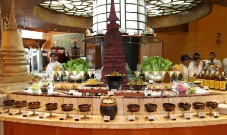 Beragam salad khas Thailand tersaji di restoran Asia Ritz-Carlton Mega Kuningan Jakarta.