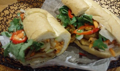 Beragam sandwich alias roti khas Vietnam menjadi menu andalan NamNam Noodle Bar