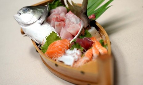 Beragam sushi dan sashimi.