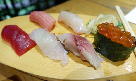 Beragam sushi di Takumi Robata Jakarta.