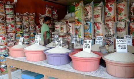 Beralih ke beras Lokal: Pedagang berada di salah satu agen beras, Jakarta, Senin (25/5).