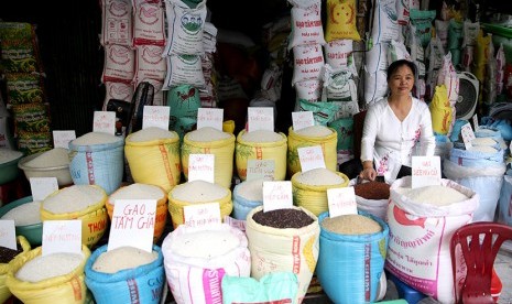 Pedagang beras di Hanoi, Vietnam.