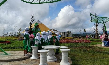 Berbagai aktivitas pengunjung di wahana edukasi kompleks Florawisata Banyukuning, Desa Banyukuning, Kecamatan Bandungan, Kabupaten Semarang, Jawa Tengah. Sebagai destinasi daya tarik wisata keluarga alternatif, florawisata yang baru ini menawarkan berbagai daya tarik wahana dan paket wisata edukasi pedesaan.