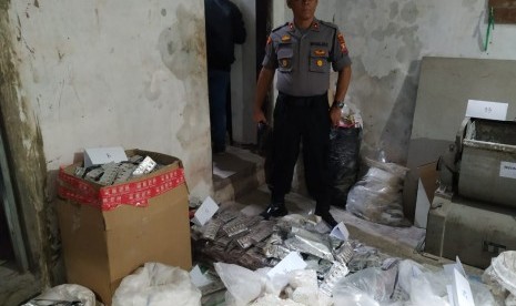 Berbagai alat produksi dan bahan baku narkotika jenis PCC disita BNN, Rabu (27/11). Barang-barang itu akan dijadikan barang bukti terkait produksi dan peredaran narkotika di Kecamatan Kawalu, Kota Tasikmalaya, Rabu (27/11).