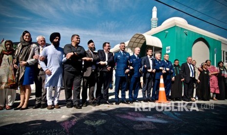 Berbagai elemen masyarakat membuat tirai manusia ketika umat muslim melaksanakan sholat jumat pertama pascapenembangan di dua masjid kota Christchurch pada Jumat (15/3) di Kilbirnie, Wellington, Selandia Baru, Jumat (22/3/2019).