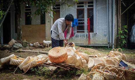 Berbagai jenis produk kerajinan berbahan dasar limbah eceng gondok. 