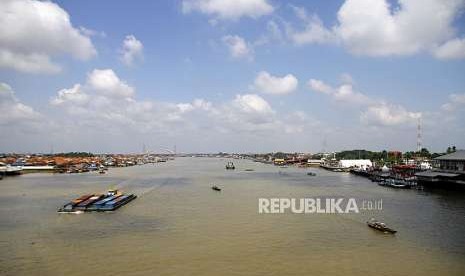 Berbagai jenis transportasi air  berlayar di aliran Sungai Musi, Palembang, Sumatra Selata.