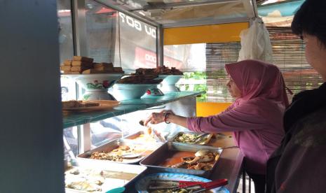 Berbagai kebijakan yang diberlakukan untuk mengantisipasi covid-19 seperti WFH ternyata berdampak pada pelaku UMKM, seperti Sawiti  pengusaha warung nasi dan pecal yang juga merupakan penerima manfaat dari bantuan modal usaha Rumah Zakat.