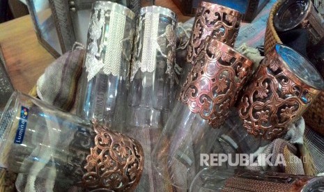 Berbagai kerajinan tangan asli dari daerah di Indonesia meramaikan gelaran Telkom Craft Indonesia yang diadakan di Jakarta Convention Center sejak 10 hingga 12 Maret 2017. Salah satu kerajinan tangan yang diminati yaitu produk dari bahan tembaga.