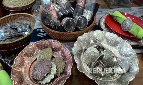 Berbagai kerajinan tangan asli dari daerah di Indonesia meramaikan gelaran Telkom Craft Indonesia yang diadakan di Jakarta Convention Center sejak 10 hingga 12 Maret 2017. Salah satu kerajinan tangan yang diminati yaitu produk dari bahan tembaga.