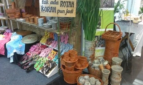 Berbagai kerajinan tangan yang terbuat dari kertas koran 