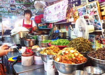 Berbagai makanan khas Korsel dijual di pasar tradisional Gwangjang Seoul.