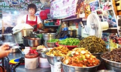 Berbagai makanan khas Korsel dijual di pasar tradisional Gwangjang Seoul.