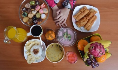 Berbagai makanan terhidang saat Lebaran, santap dalam porsi secukupnya. Hindari makan berlebihan.