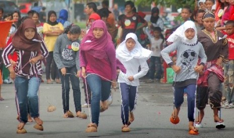 Berbagai perlombaan meramaikan Festival Siti Nurbaya, salah satunya Tarompa Sayak.